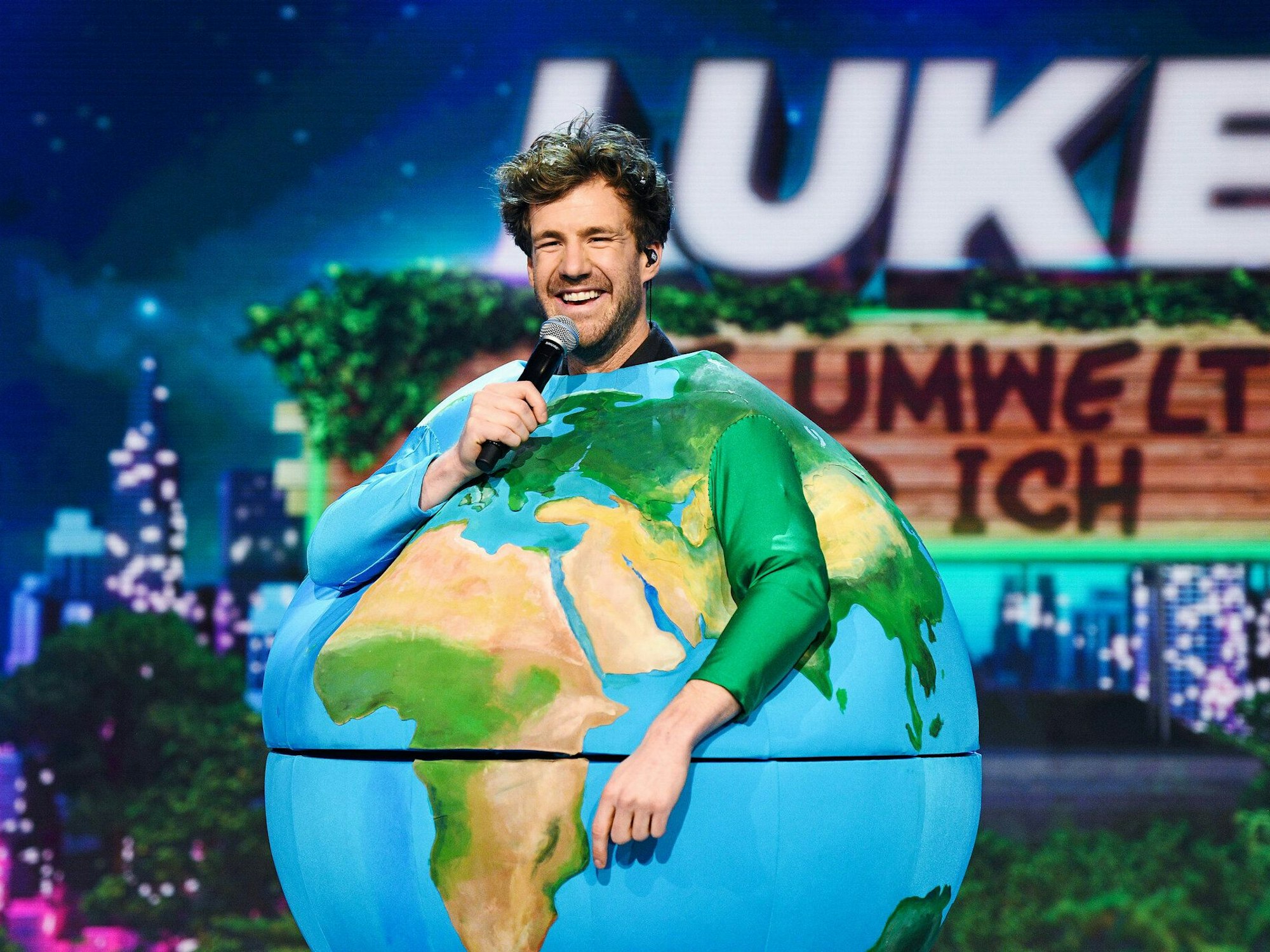 Luke Mockridge ist als Erdball verkleidet.