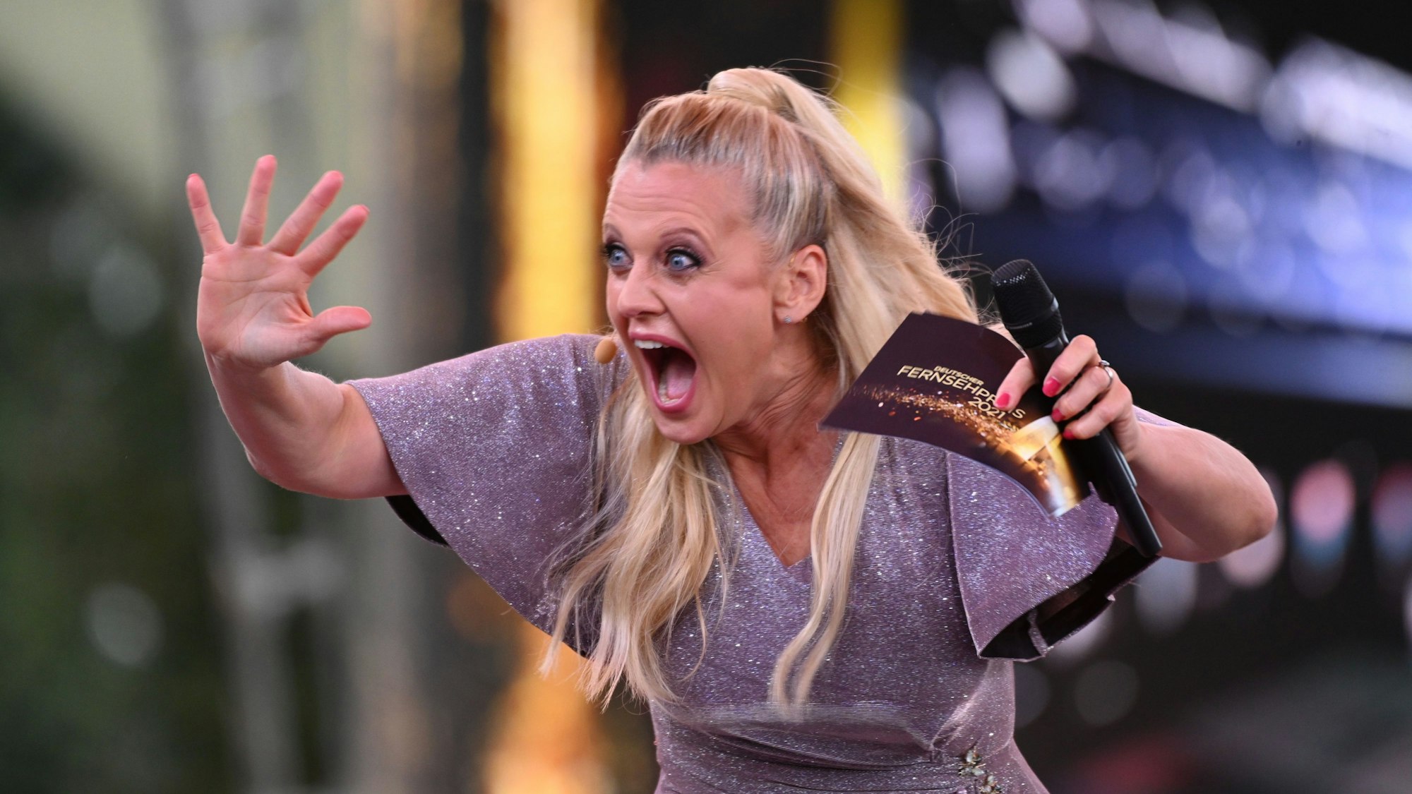 Moderatorin Barbara Schöneberger während der Verleihung des Deutschen Fernsehpreises 2021 im Tanzbrunnen. Das Bild wurde am 16. September 2021 aufgenommen.