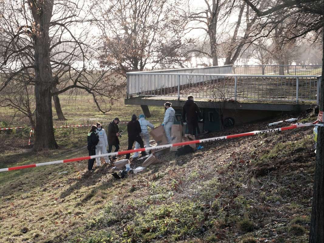Ermittler sichern unterhalb einer Aussichtsplattform nahe des Rheins Spuren.