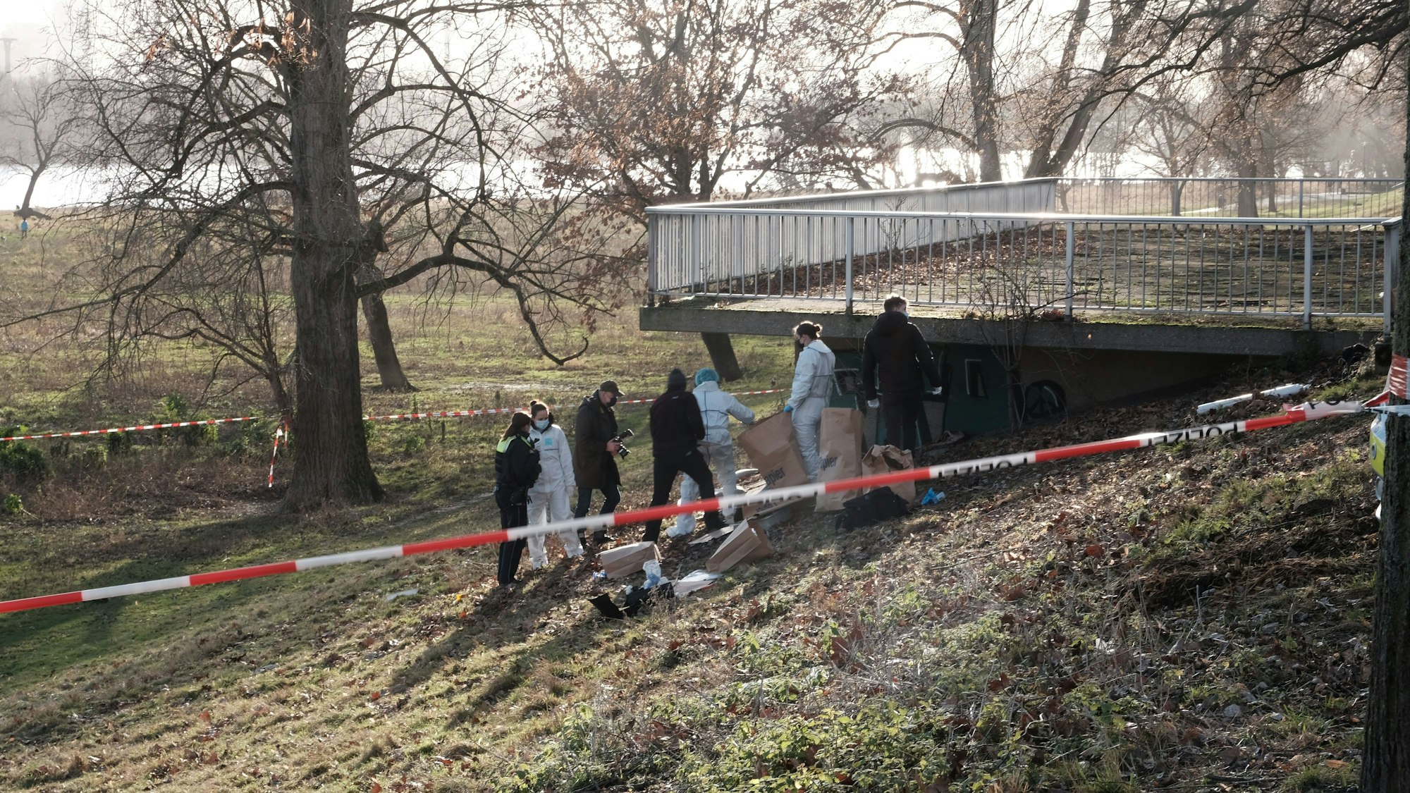 Ermittler sichern unterhalb einer Aussichtsplattform nahe des Rheins Spuren.