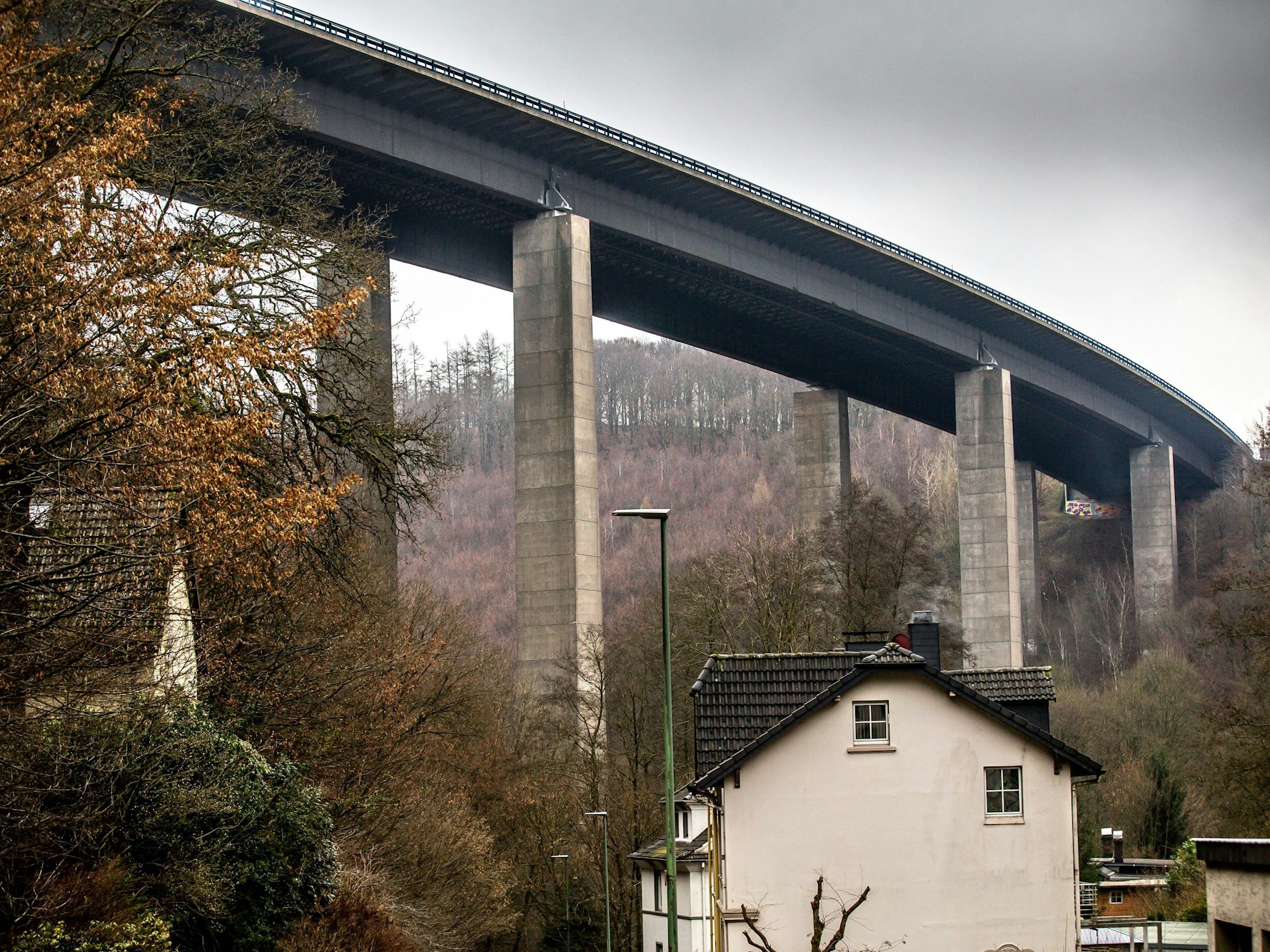 Blick von unten auf die Talbrücke