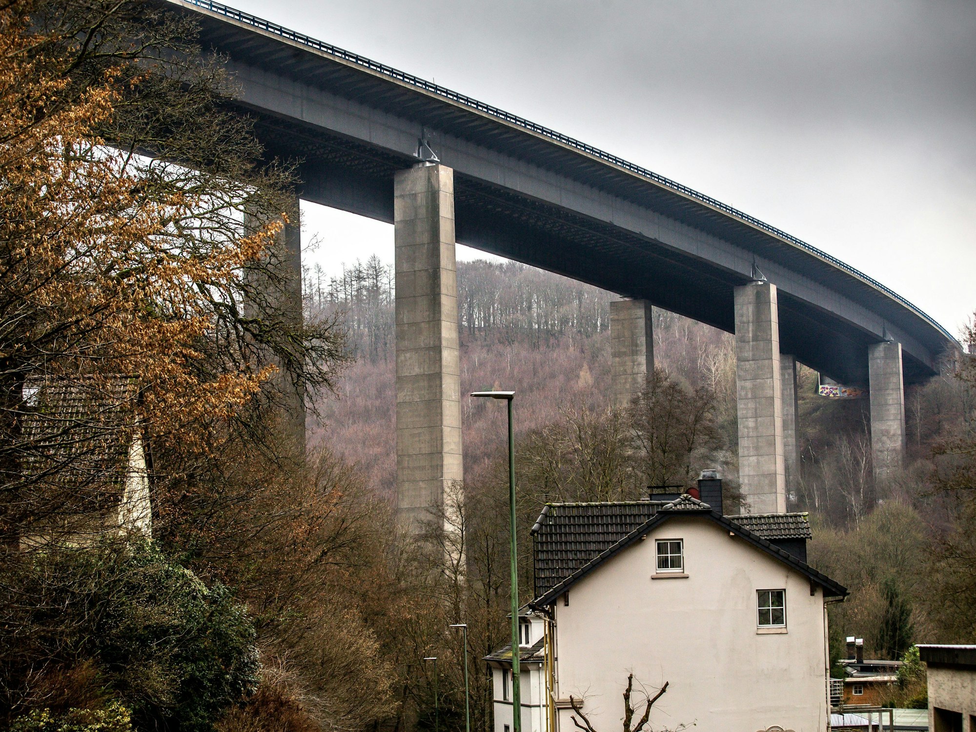 Blick von unten auf die Talbrücke