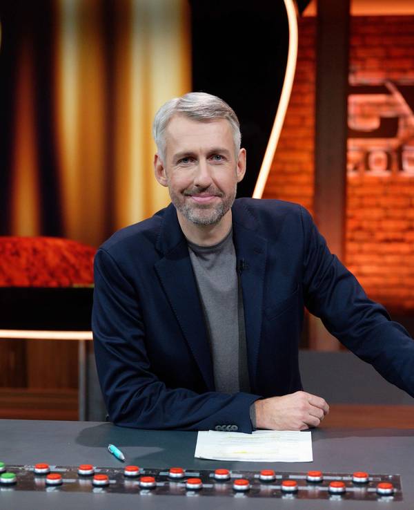 Der Entertainer Sebastian Pufpaff sitzt nach der Aufzeichnung der ProSieben-Comedyshow „TV Total“ im Studio.