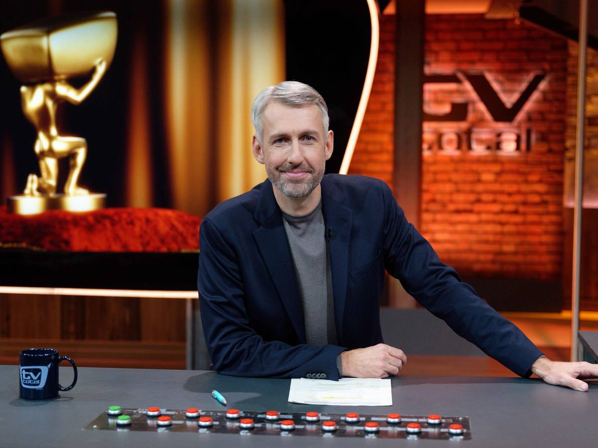 Sebastian Pufpaff sitzt im Studio von „TV Total“