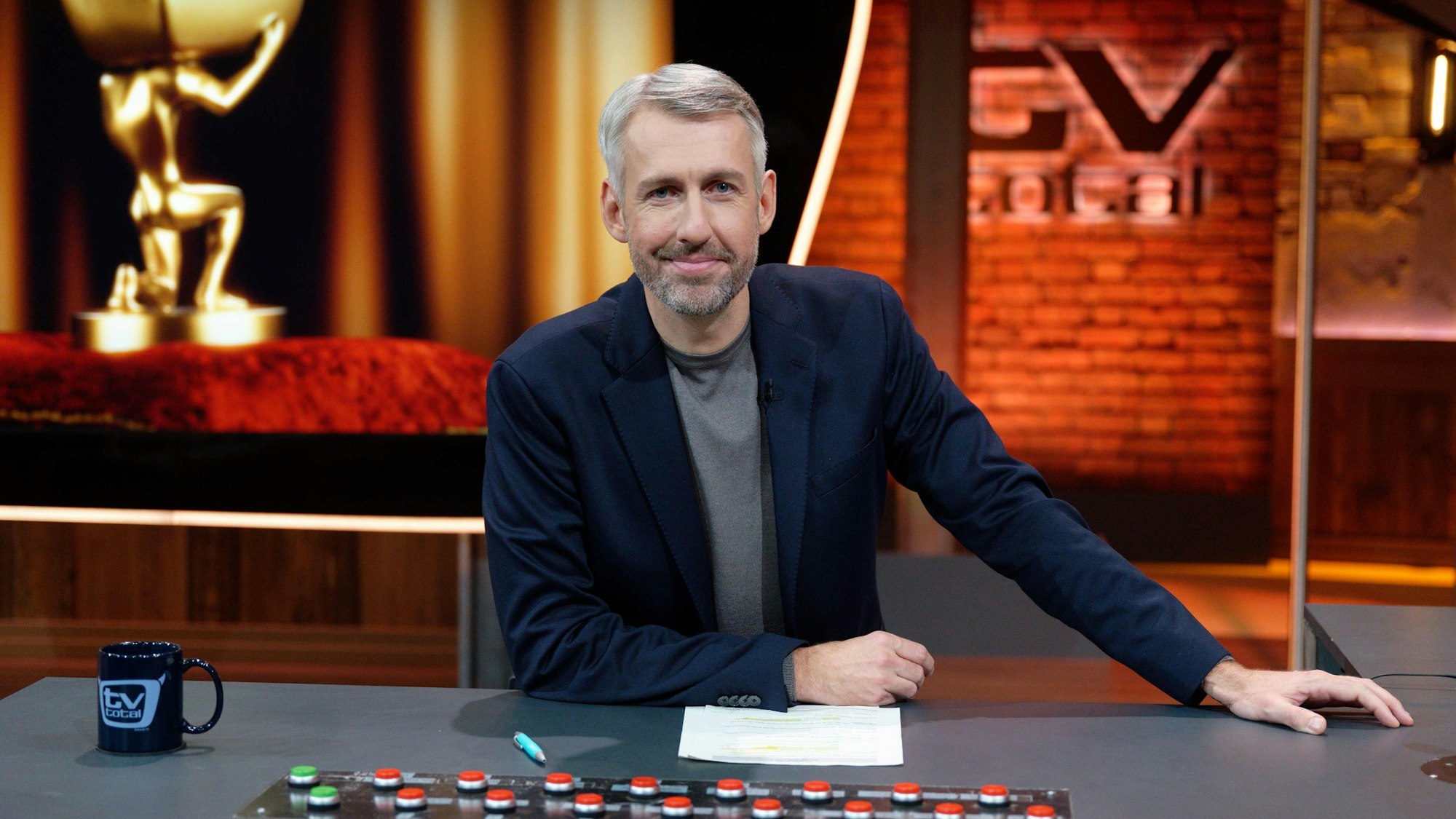 Sebastian Pufpaff sitzt im Studio von „TV Total“