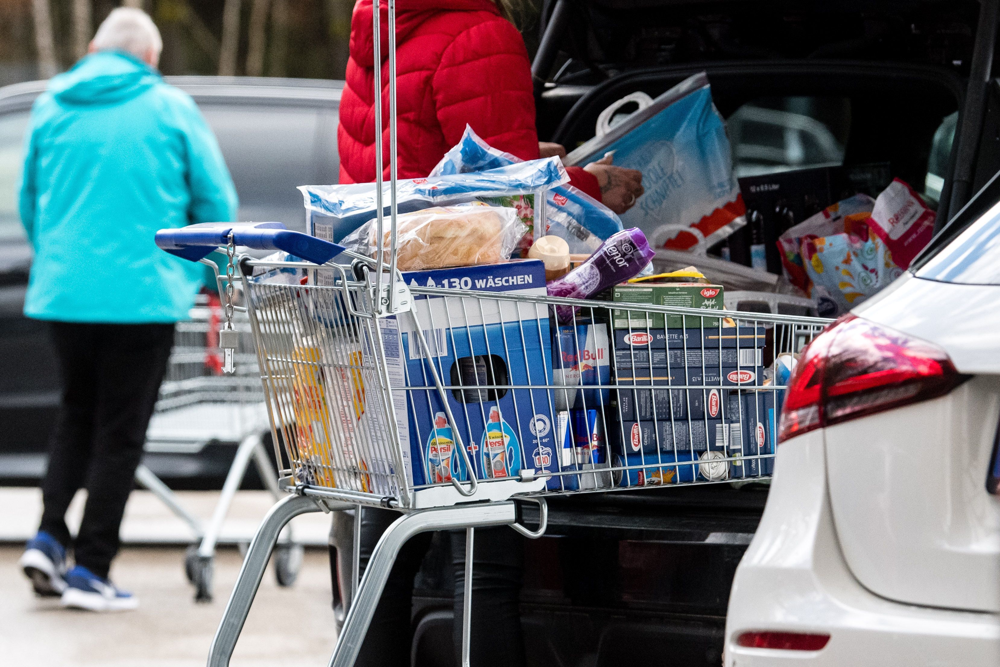 Der Dieb nutzt eine bestimmte Situation auf Supermarkt-Parkplätzen (hier ein Symbolfoto), die jeder kennt.
