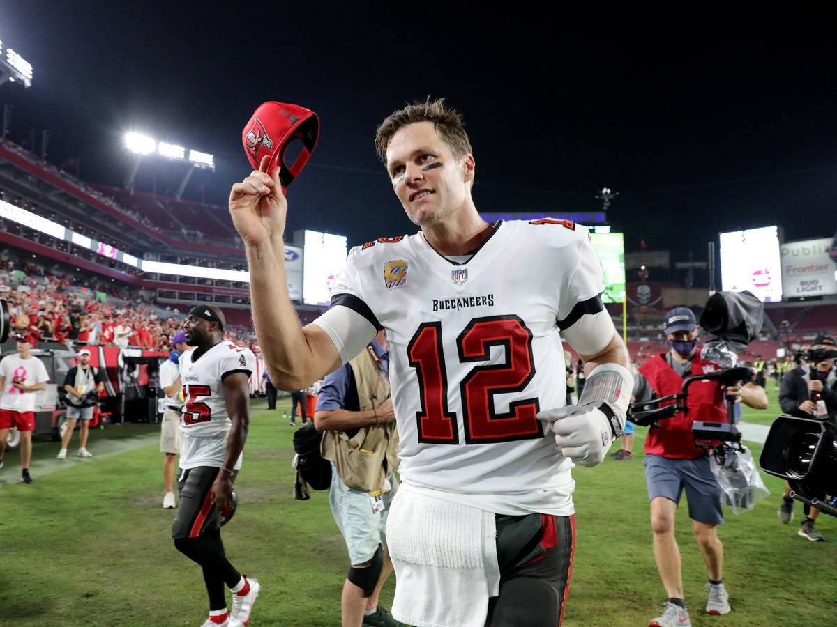 Quarterback Tom Brady von den Tampa Bay Buccaneers verlässt das Spielfeld.