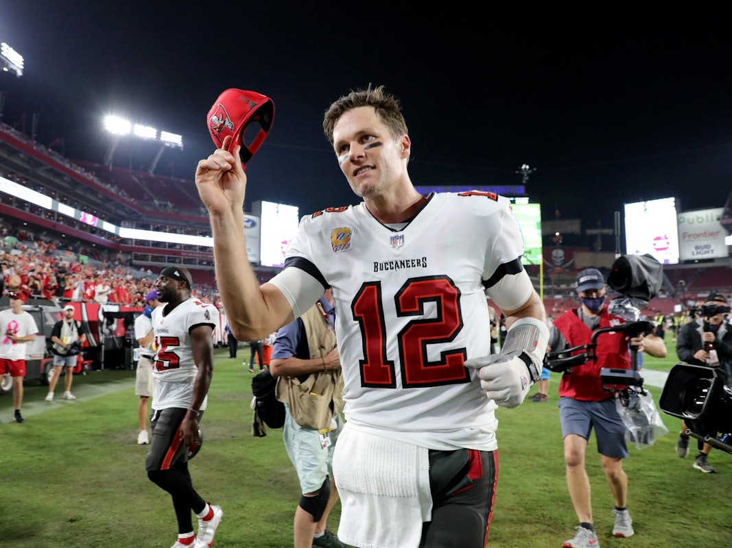 Quarterback Tom Brady von den Tampa Bay Buccaneers verlässt das Spielfeld.