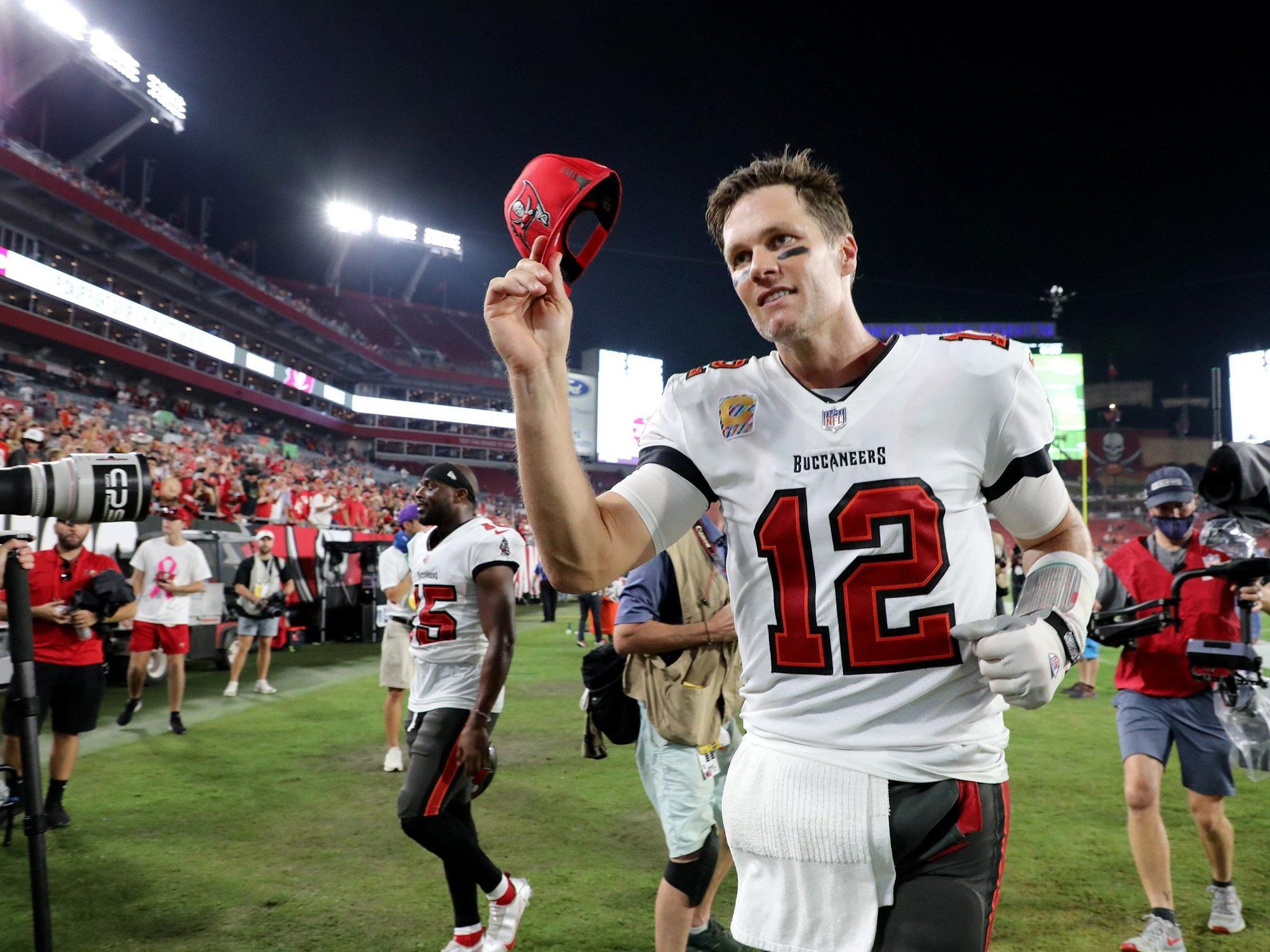 Quarterback Tom Brady von den Tampa Bay Buccaneers verlässt das Spielfeld.