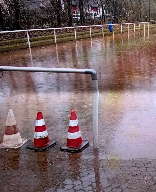 Regen steht auf dem Aschenplatz des RSV Rath-Heumar.