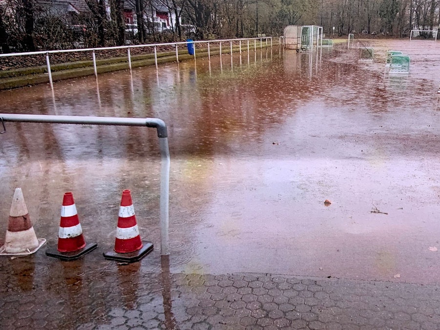 Der Aschenplatz des RSV-Rath-Heumar steht bei stärkerem Regen regelmäßig unter Wasser.
