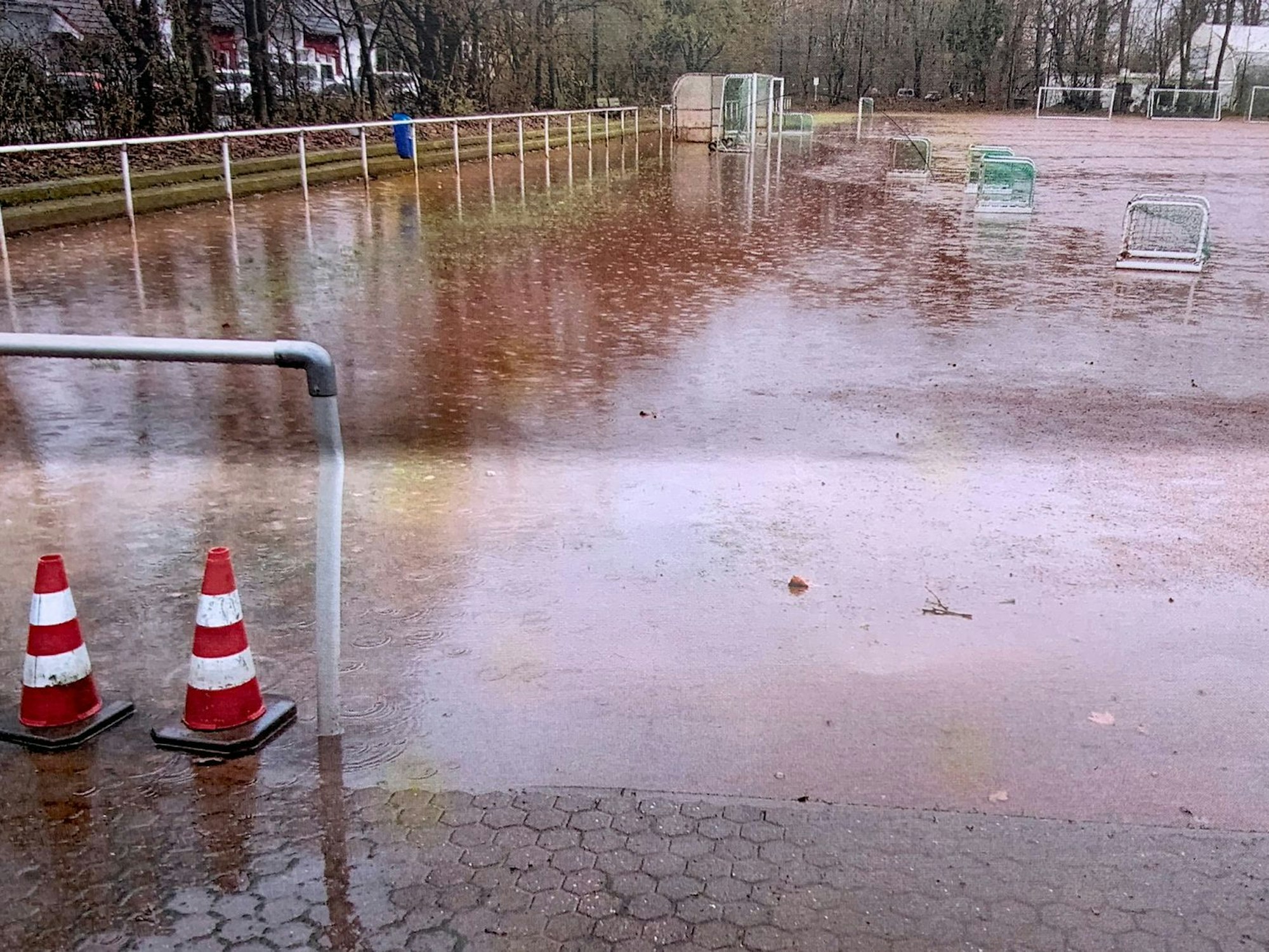 Der Aschenplatz des RSV-Rath-Heumar steht bei stärkerem Regen regelmäßig unter Wasser.