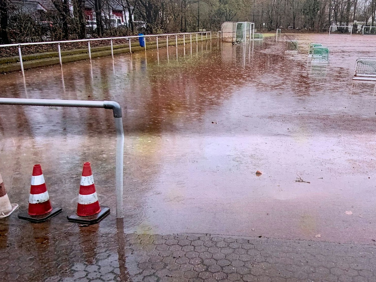 Regen steht auf dem Aschenplatz des RSV Rath-Heumar.