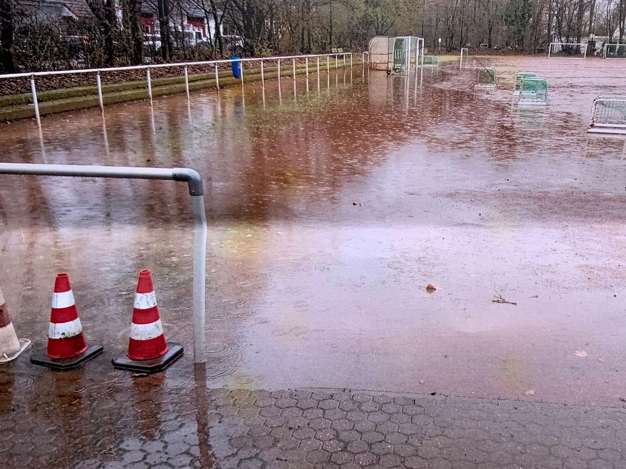 Regen steht auf dem Aschenplatz des RSV Rath-Heumar.