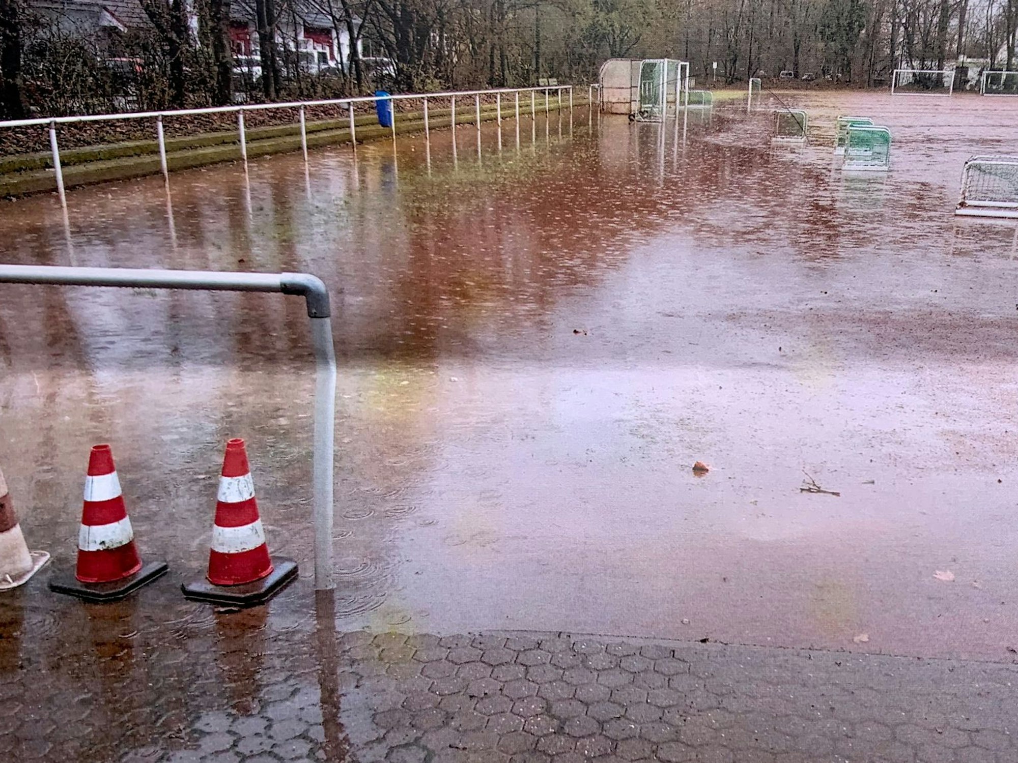 Regen steht auf dem Aschenplatz des RSV Rath-Heumar.