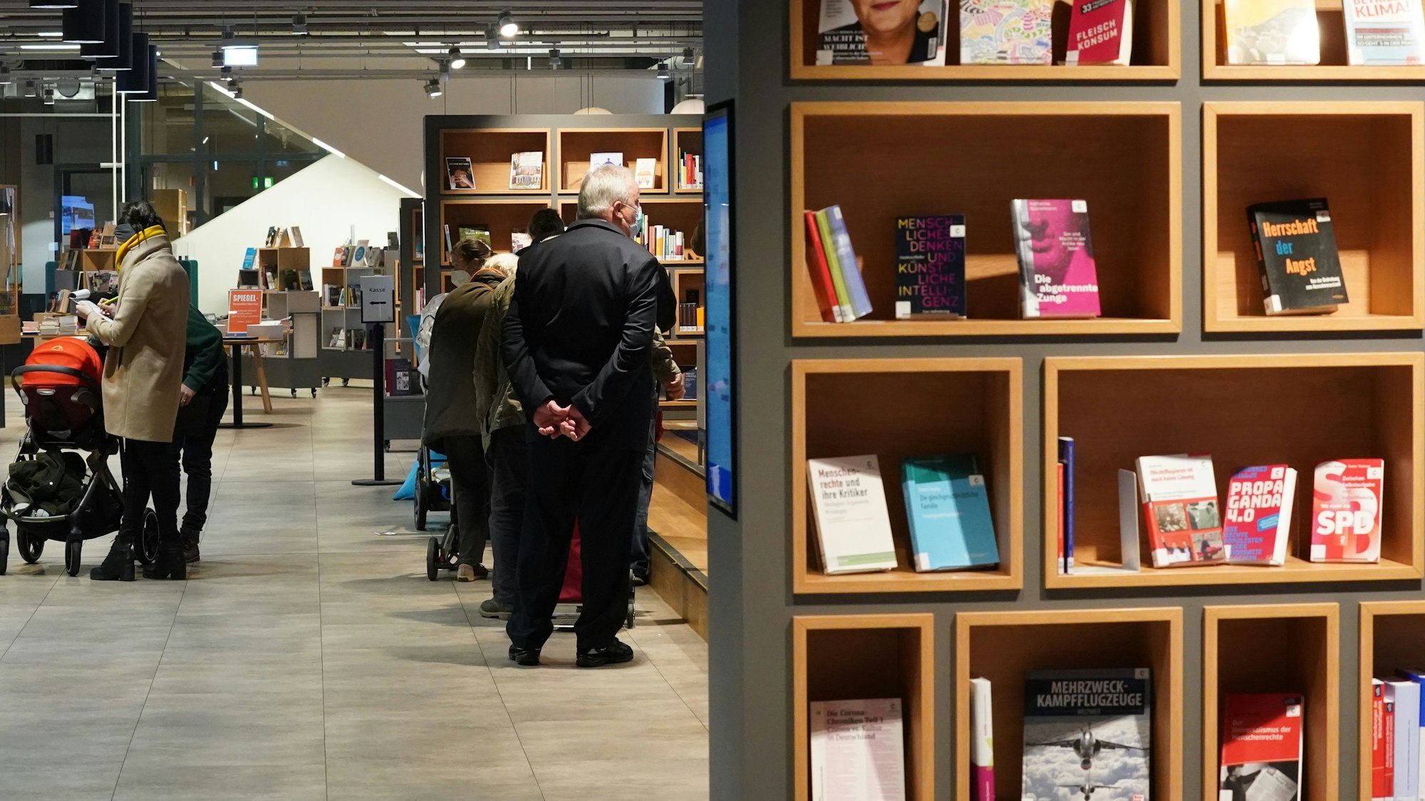 Der kleine Dillon nahm sein Buch kurzerhand in die örtliche Bibliothek (hier ein Symbolfoto) mit.