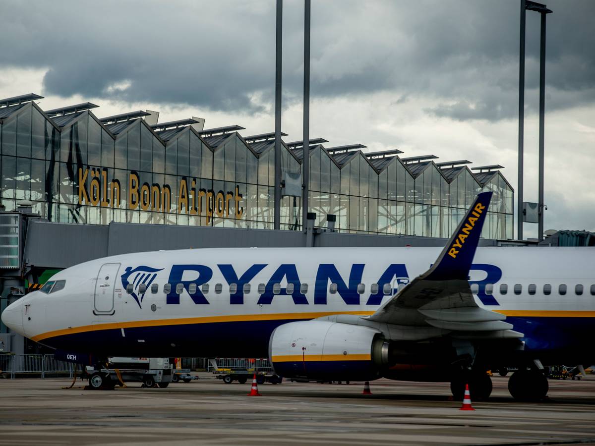 Eine Maschine der Ryanair Flotte steht vor dem Terminal des Flughafens Köln/Bonn.