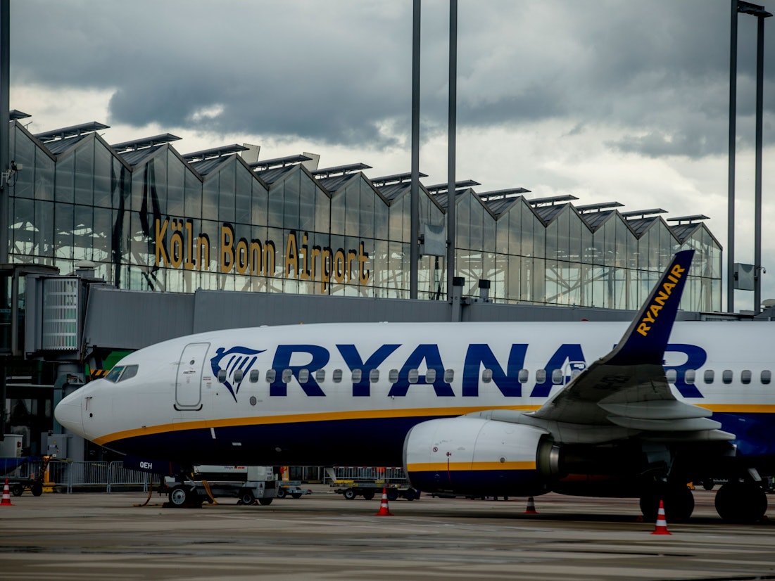 Eine Maschine der Ryanair Flotte steht vor dem Terminal  des Flughafens Köln/Bonn.