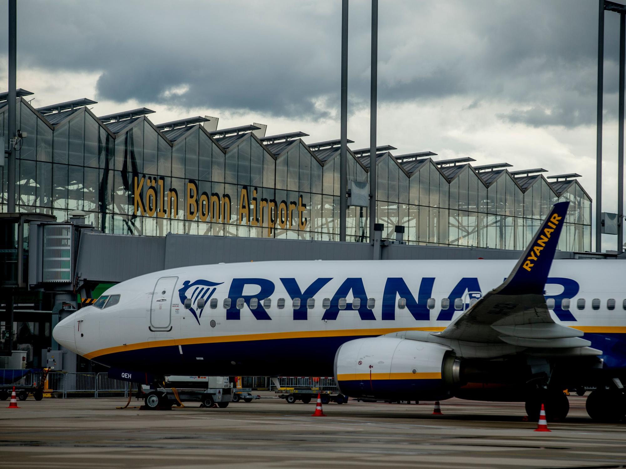 Eine Maschine der Ryanair Flotte steht vor dem Terminal des Flughafens Köln/Bonn.