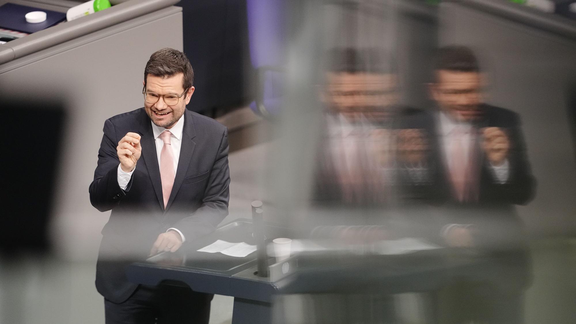 Marco Buschmann (FDP), Bundesminister der Justiz, spricht bei der Orientierungsdebatte zu einer SARS-CoV-2-Impfpflicht im Bundestag.