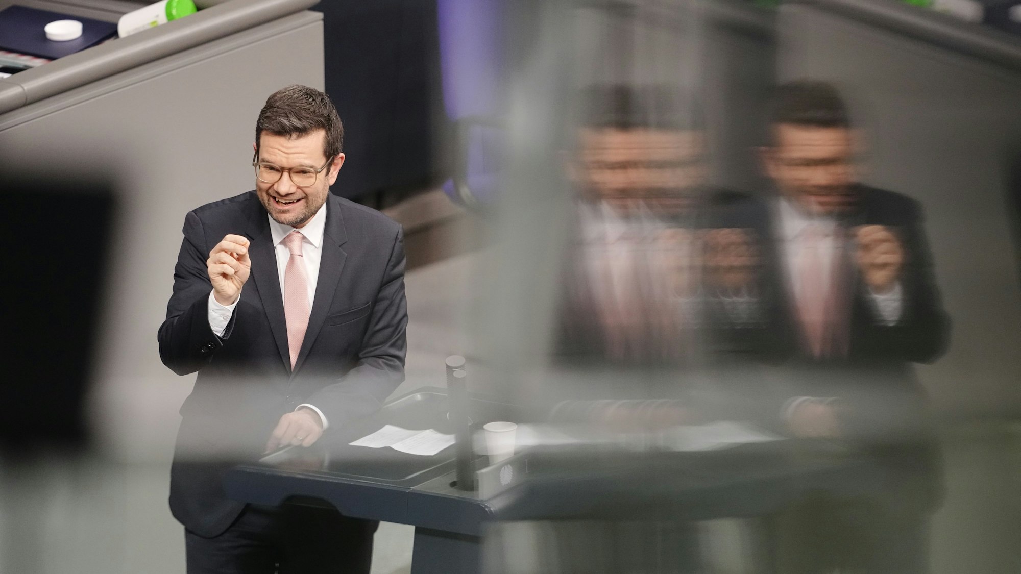 Marco Buschmann (FDP), Bundesminister der Justiz, spricht bei der Orientierungsdebatte zu einer SARS-CoV-2-Impfpflicht im Bundestag.