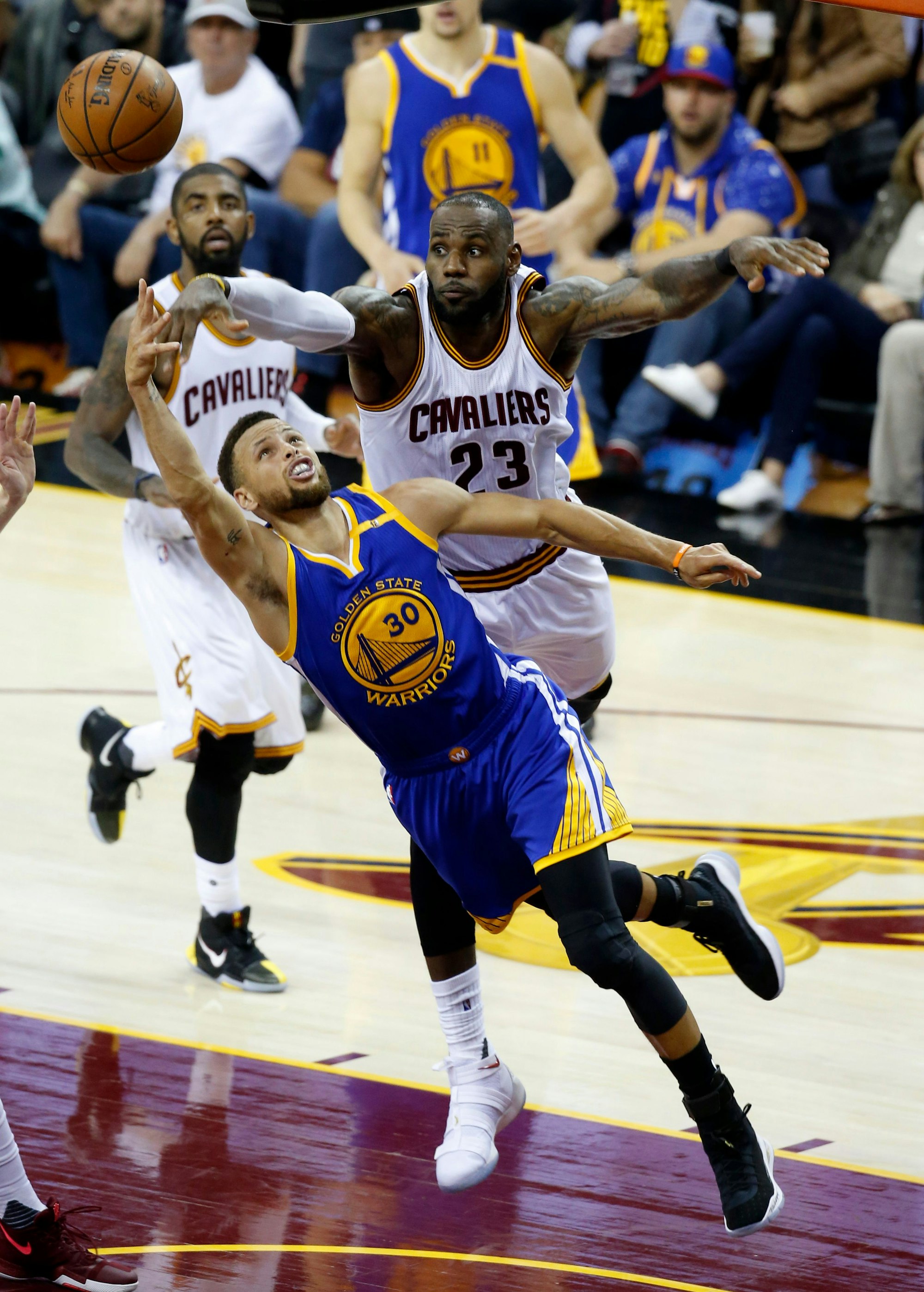 Steph Curry und LeBron James spielen in den NBA-Finals 2017 gegeneinander. Foto von der dpa