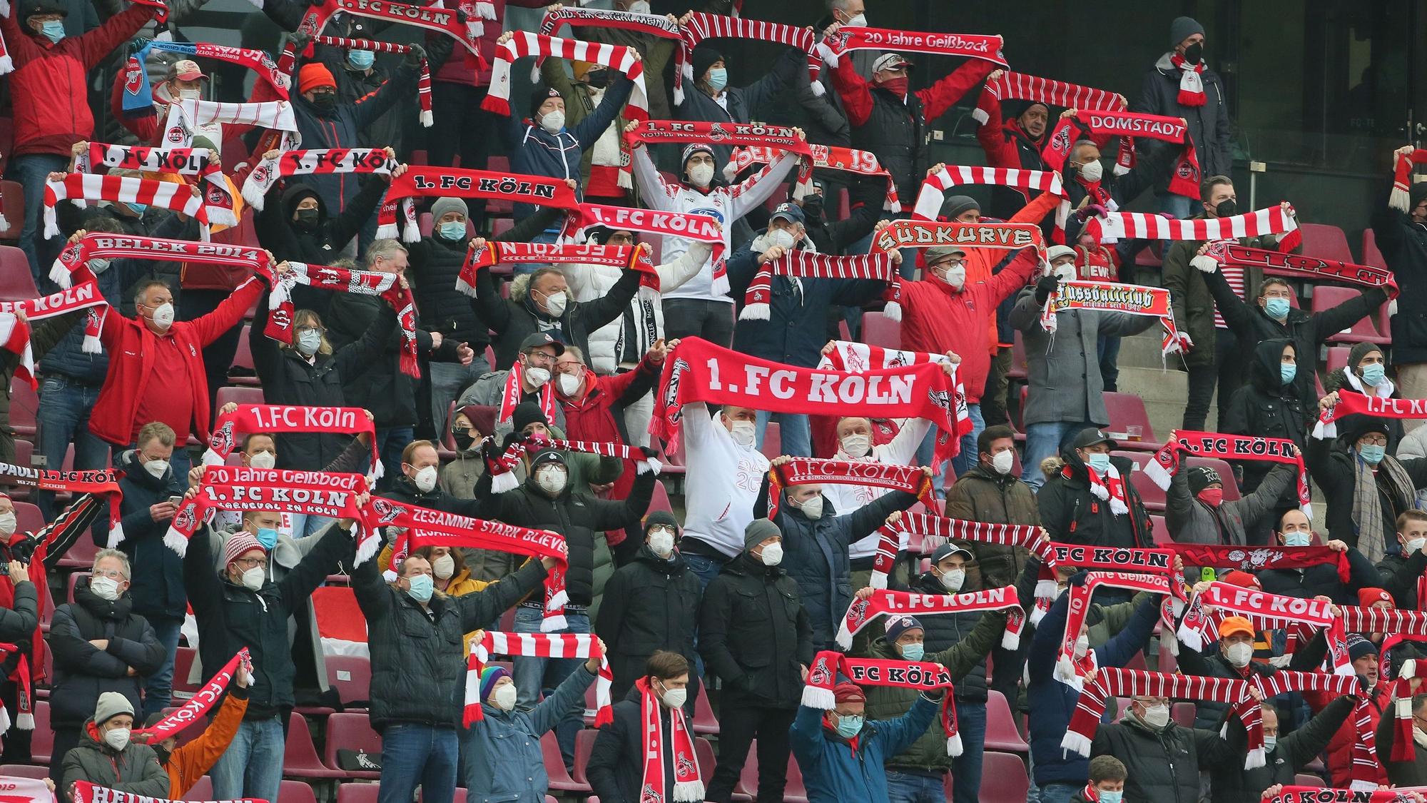 Fans sind beim Bundesliga-Spiel 1. FC Köln gegen FC Bayern München.
