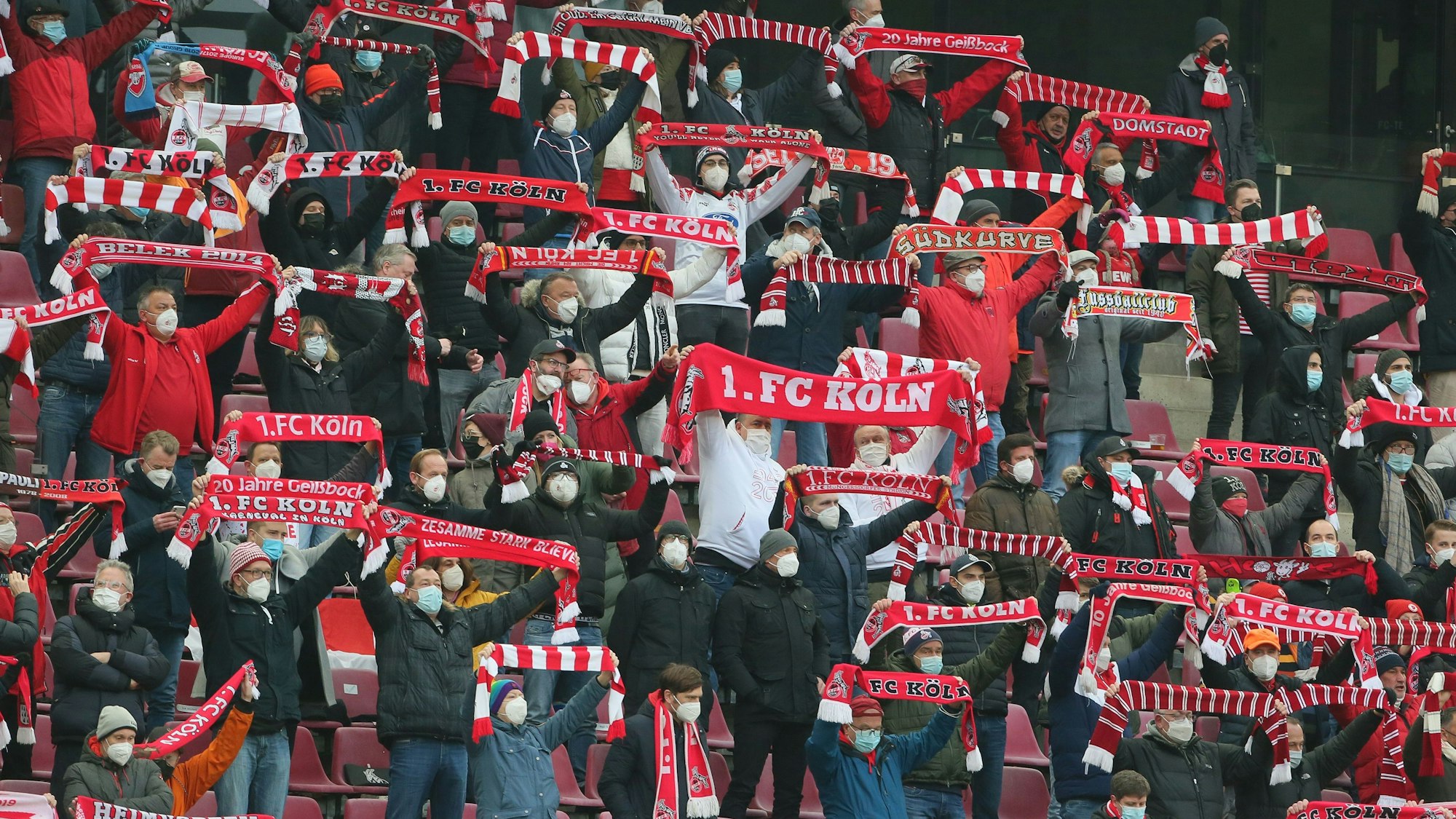 Fans sind beim Bundesliga-Spiel 1. FC Köln gegen FC Bayern München.