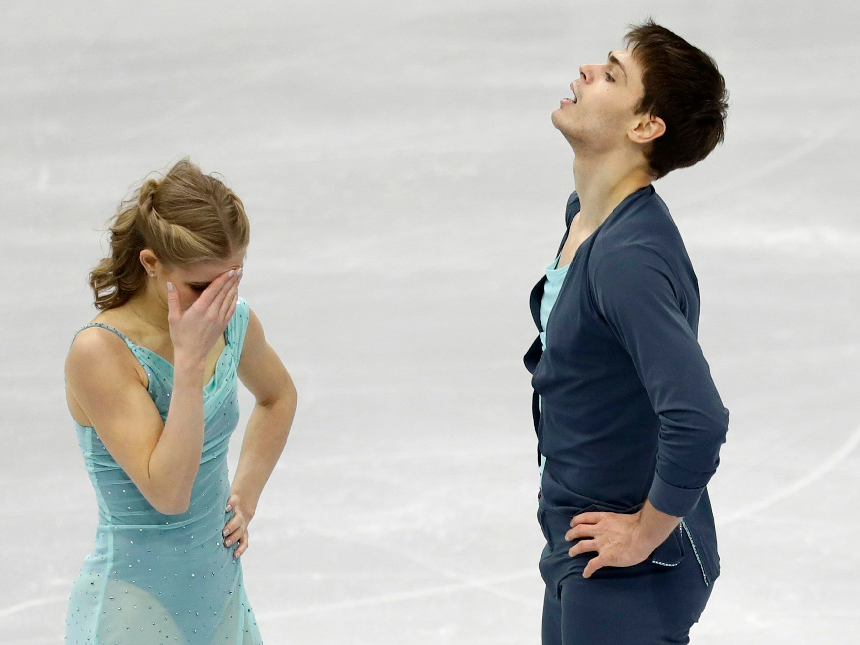 Minerva-Fabienne Hase (l) und Nolan Seegert aus Deutschland reagieren nach ihrem Kurzprogramm bei der Europameisterschaft in Minsk. Foto vom 23. Januar 2019.