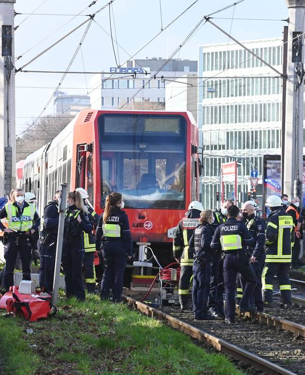 Einsatzkräfte stehen vor einer Straßenbahn, die eine Rentnerin (81) erfasst hat.
