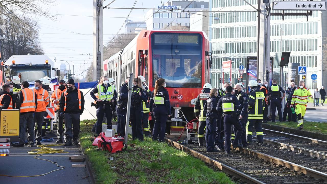 Einsatzkräfte stehen vor einer Straßenbahn, die eine Rentnerin (81) erfasst hat.