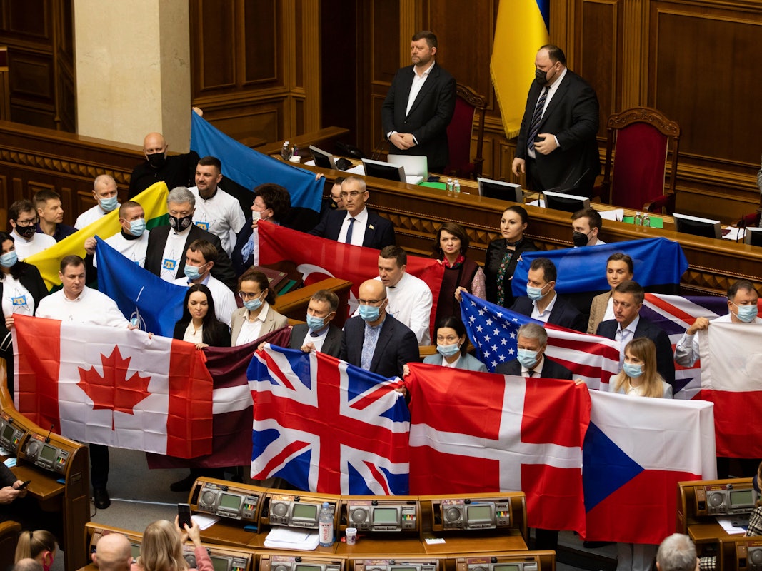 Ukrainische Abgeordnete halten am 1. Februar verschiedene Flaggen von Verbündeten hoch, die dem Land Unterstützung zusagten.