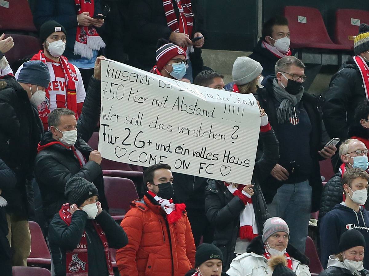 Fans mit Plakat und Kritik an der geringen Zuschauerzahl.