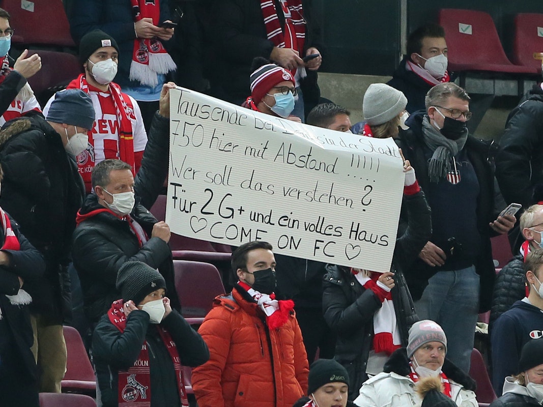 Fans mit Plakat und Kritik an der geringen Zuschauerzahl.