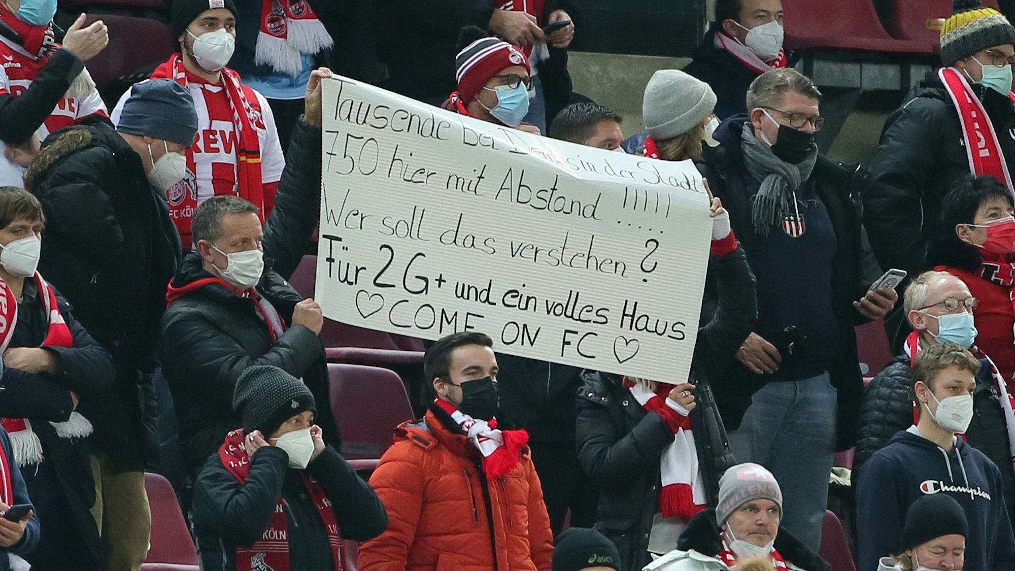 Fans mit Plakat und Kritik an der geringen Zuschauerzahl.