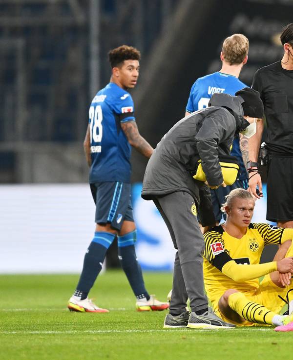 Erling Haaland sitzt nach einer Verletzung auf dem Boden