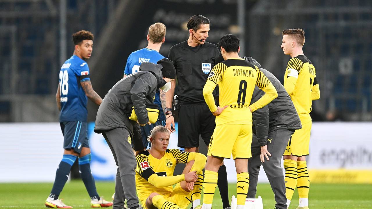 Erling Haaland sitzt nach einer Verletzung auf dem Boden