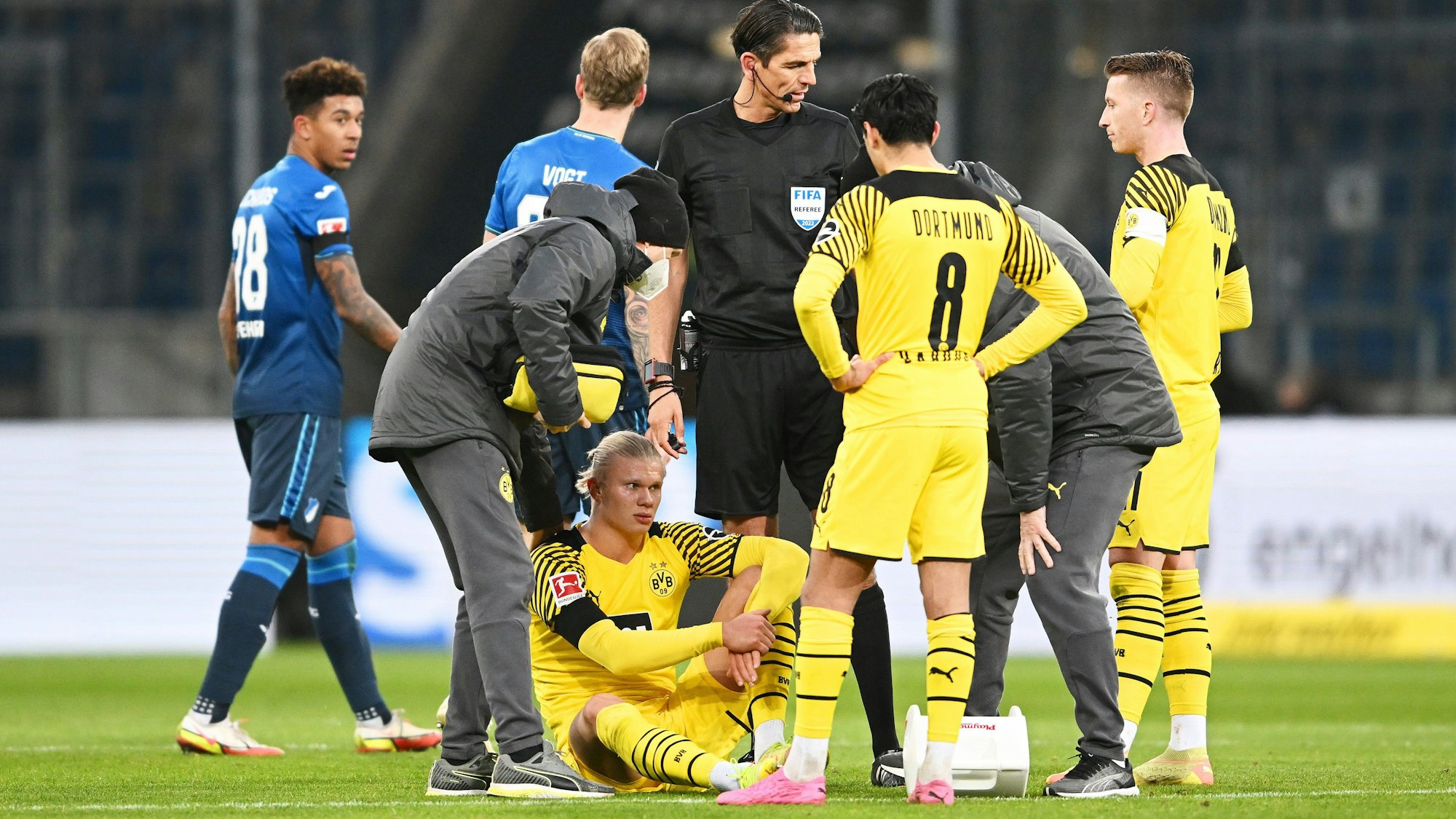 Erling Haaland sitzt nach einer Verletzung auf dem Boden