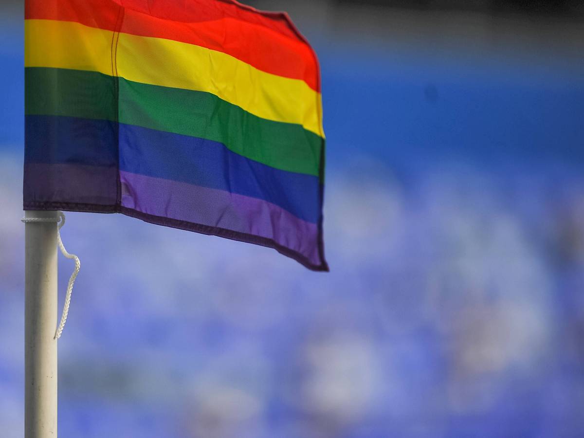 Die Regenbogen-Flagge weht während eines Spiels der englischen Frauenliga in Birmingham. Foto vom 12. Dezember 2021.