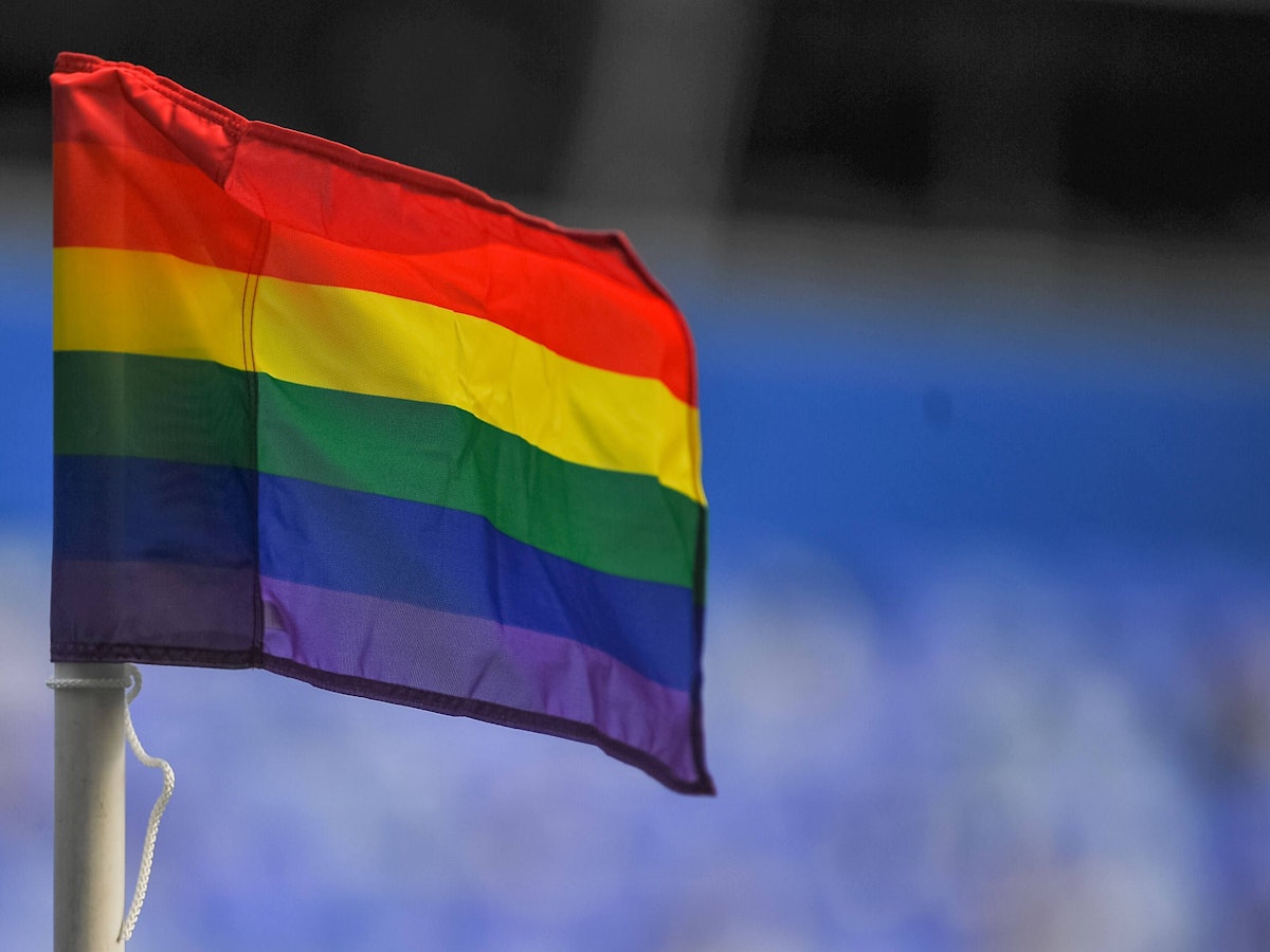 Die Regenbogen-Flagge weht während eines Spiels der englischen Frauenliga in Birmingham. Foto vom 12. Dezember 2021.