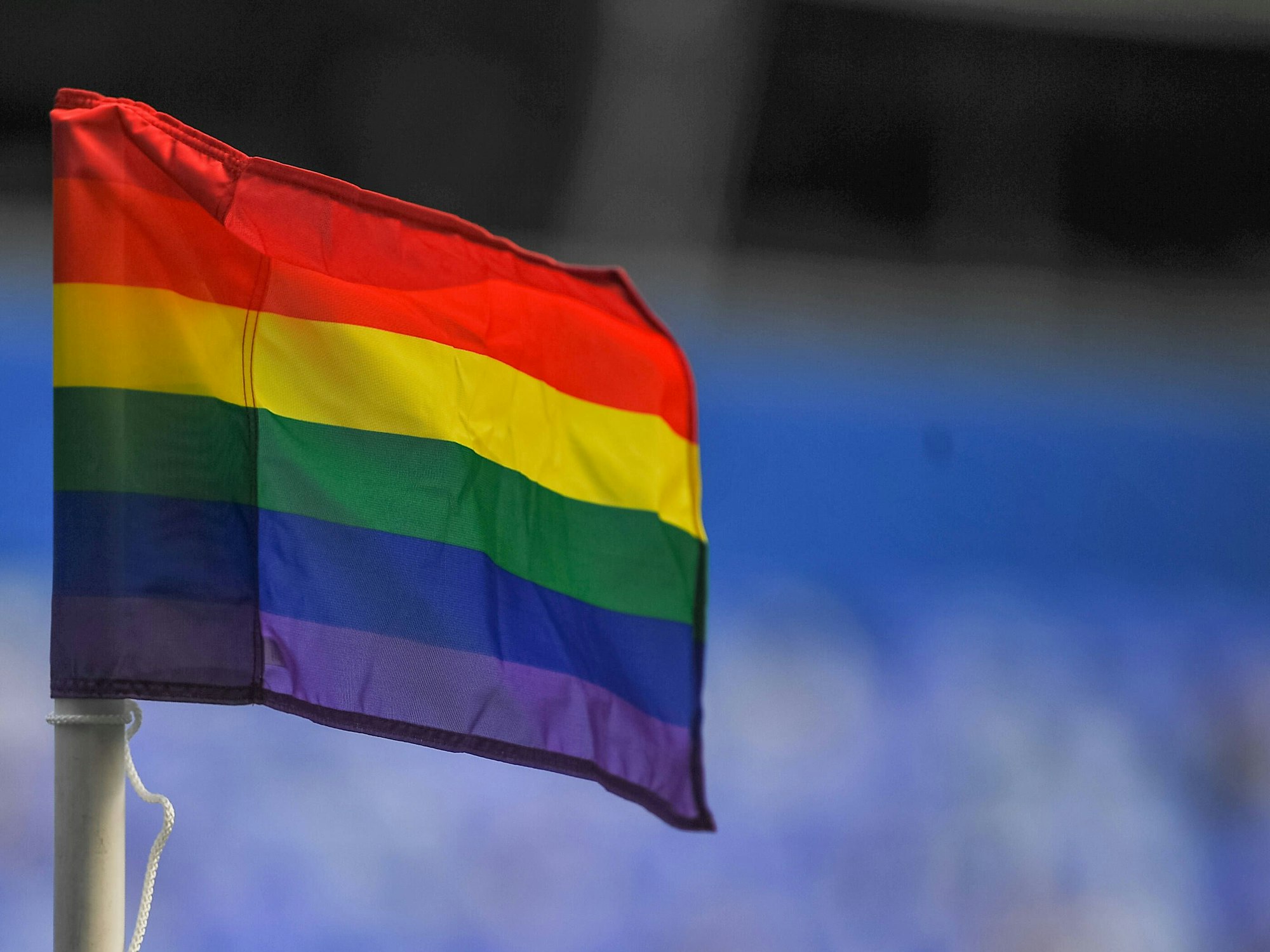 Die Regenbogen-Flagge weht während eines Spiels der englischen Frauenliga in Birmingham. Foto vom 12. Dezember 2021.