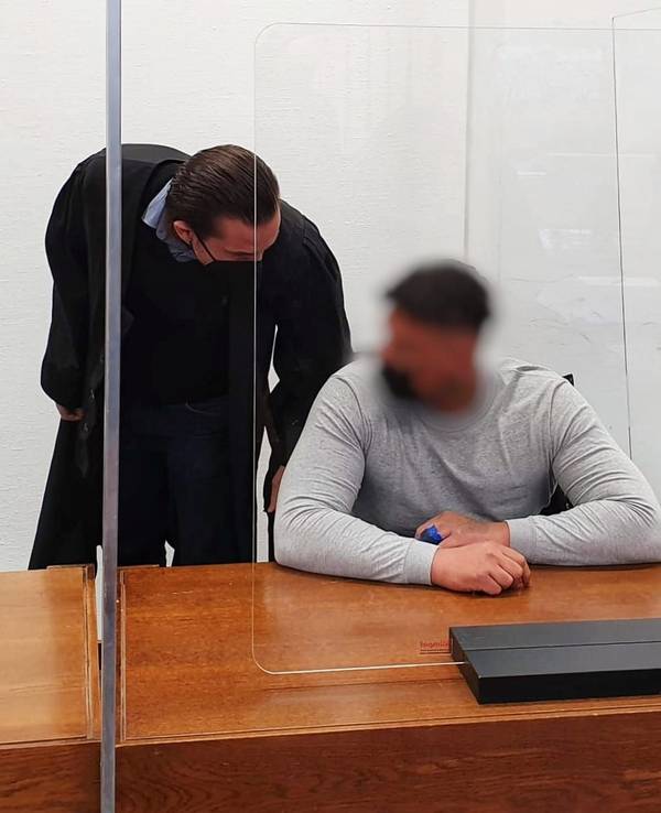 Kölner Ringe: Totschlag-Prozess nach Messerangriff. Angeklagter (22) steht vor Gericht und berät sich mit Rechtsanwalt Simon Groß.
