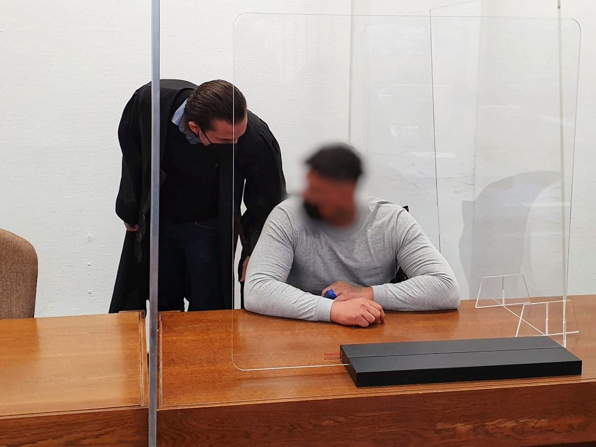 Kölner Ringe: Totschlag-Prozess nach Messerangriff. Angeklagter (22) steht vor Gericht und berät sich mit Rechtsanwalt Simon Groß.