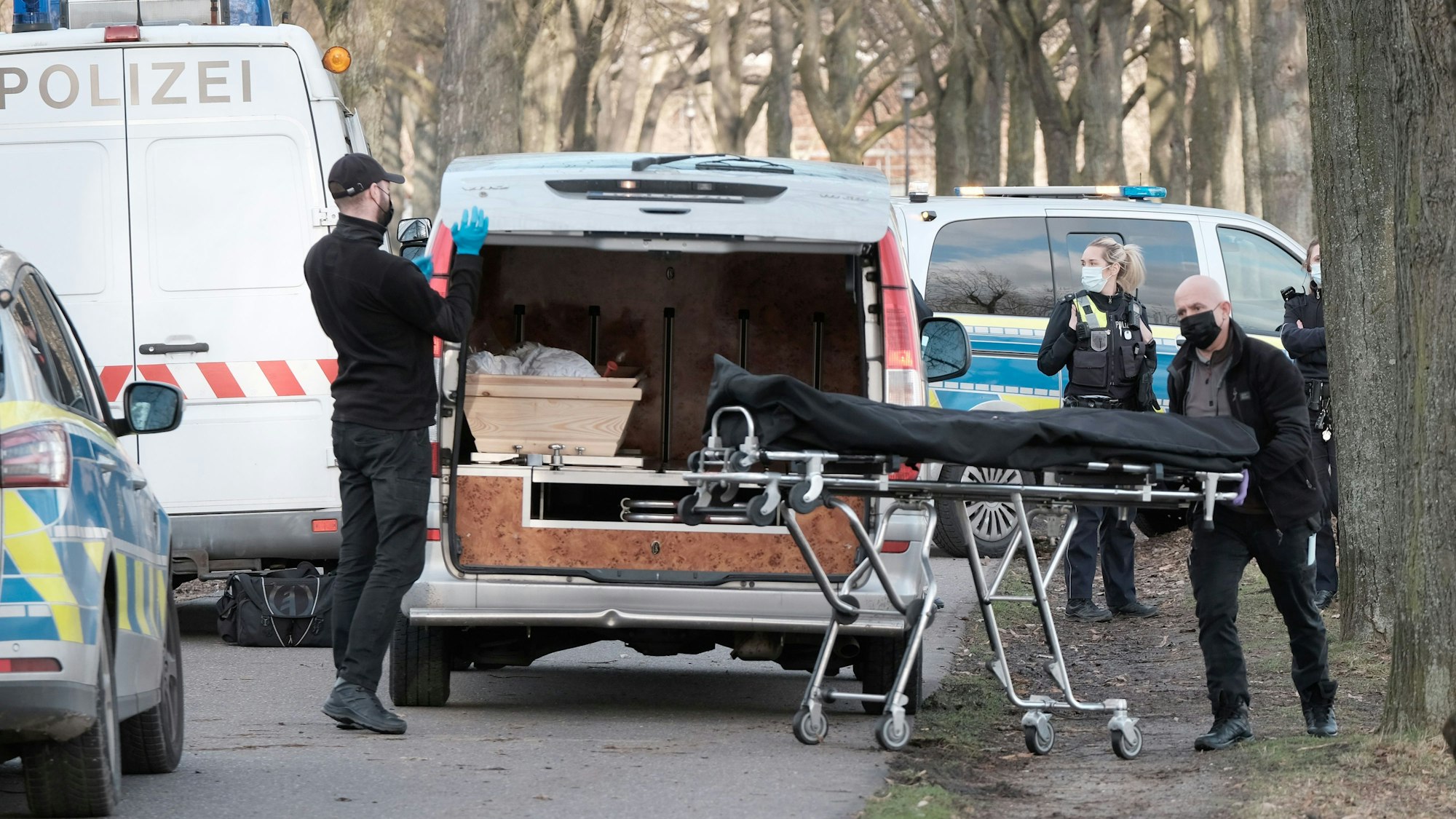 Bestatter holen die Babyleiche ab.