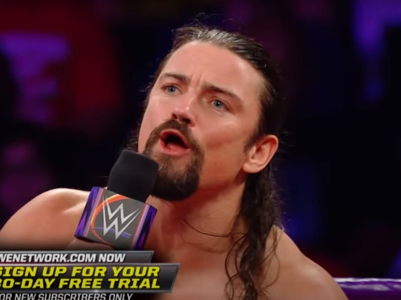 Wrestler Brian Kendrick spricht bei einer Wrestling-Show der WWE ins Mikrofon. Foto vom 22. August 2017.