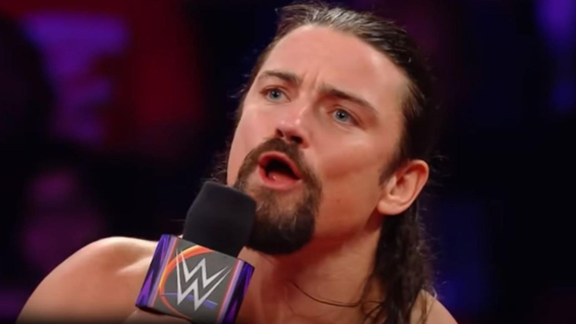 Wrestler Brian Kendrick spricht bei einer Wrestling-Show der WWE ins Mikrofon. Foto vom 22. August 2017.