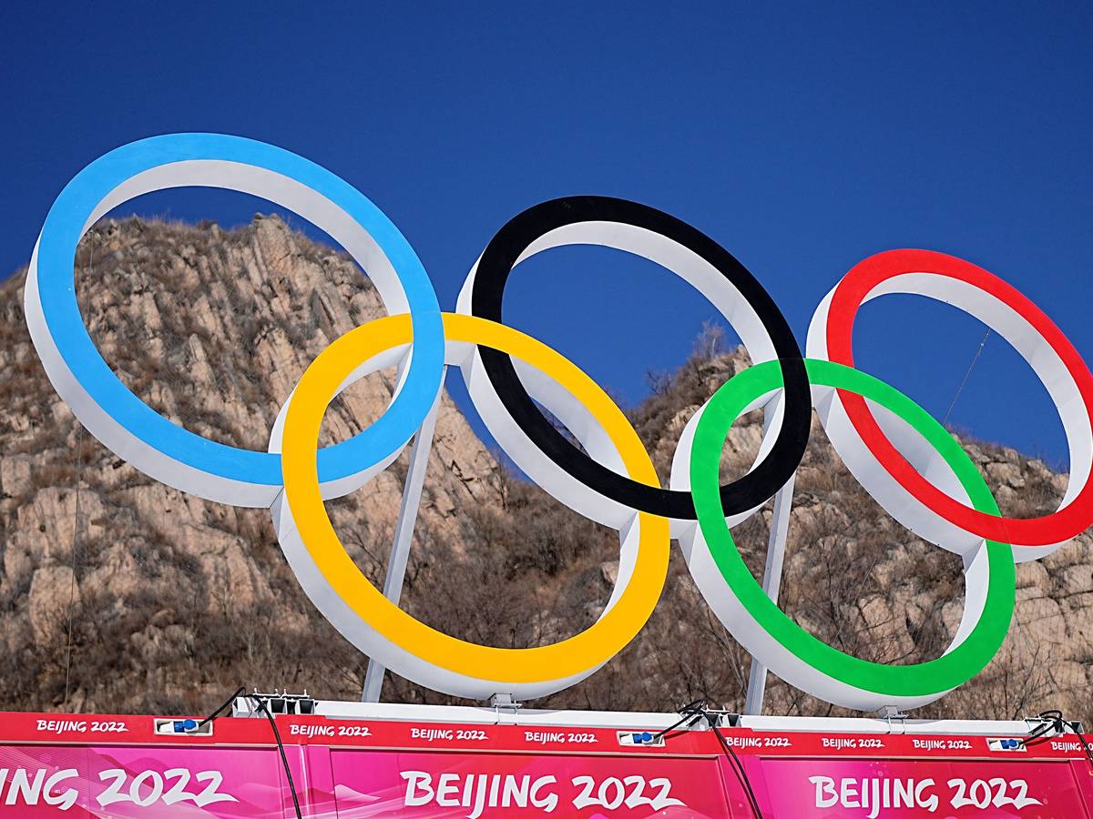 Im Zielbereich der Ski-alpin-Strecke im Nationalen Ski-Alpin-Zentrum in Yanqing, China, sind die olympischen Ringe angebracht. Foto vom 2. Februar 2022.