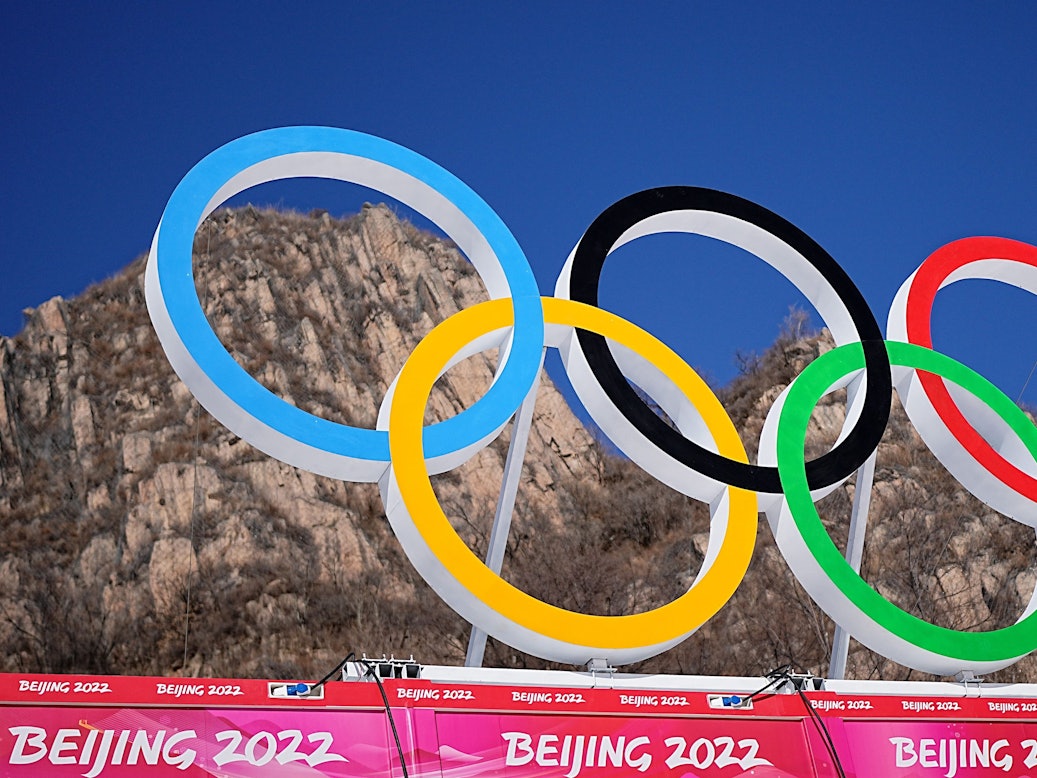 Im Zielbereich der Ski-alpin-Strecke im Nationalen Ski-Alpin-Zentrum in Yanqing, China, sind die olympischen Ringe angebracht. Foto vom 2. Februar 2022.