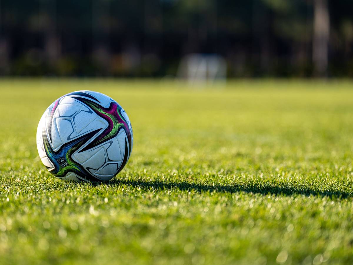 Ein Fußball liegt auf dem Platz