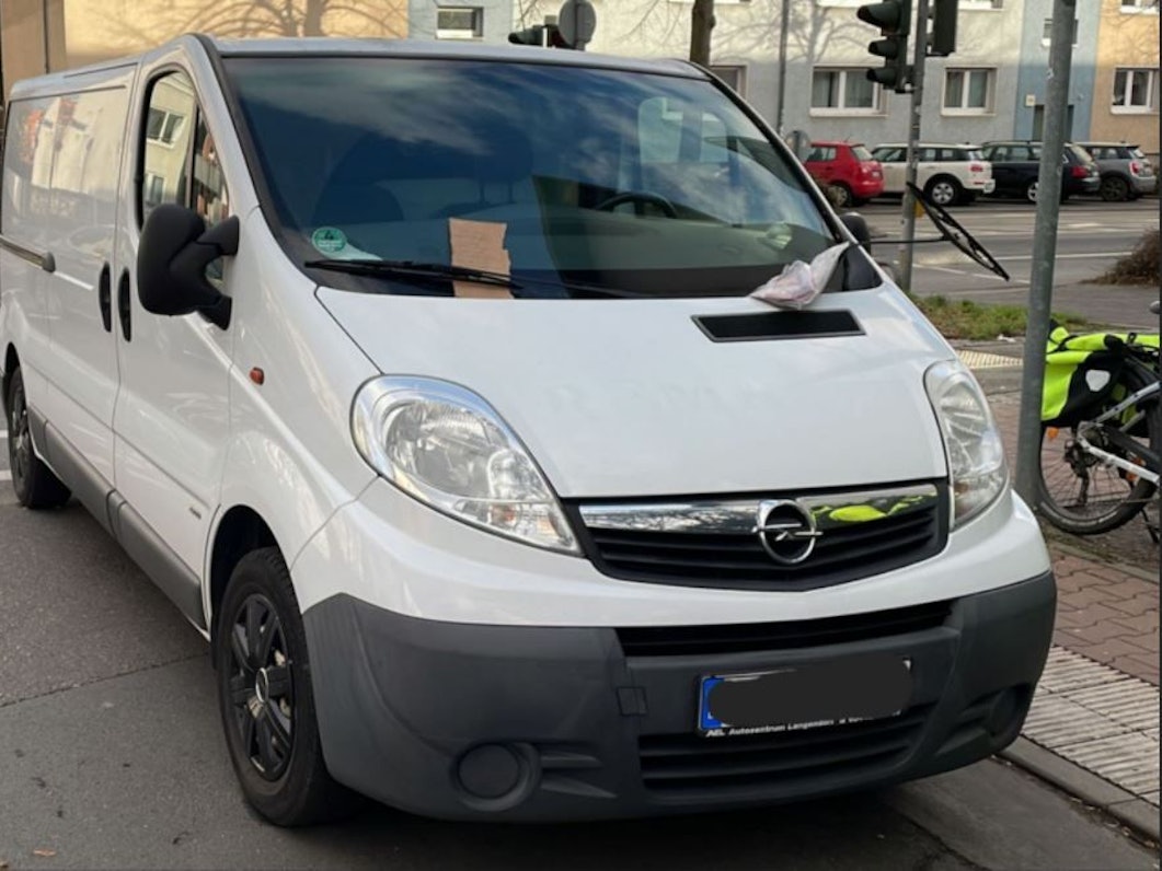 Das widerrechtlich abgestellte Fahrzeug wird auf einem Foto der Polizei Frankfurt auf Twitter gezeigt.